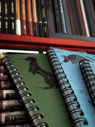 Pokud vám do školy, práce, kapsy nebo na pracovní stůl chybí fajnový poznámkový blok nebo skicák, tak přicházím já a se...